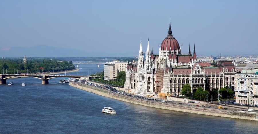 Budapest: Private 3-hour Guided City Tour by Bus - What the private format adds at $259