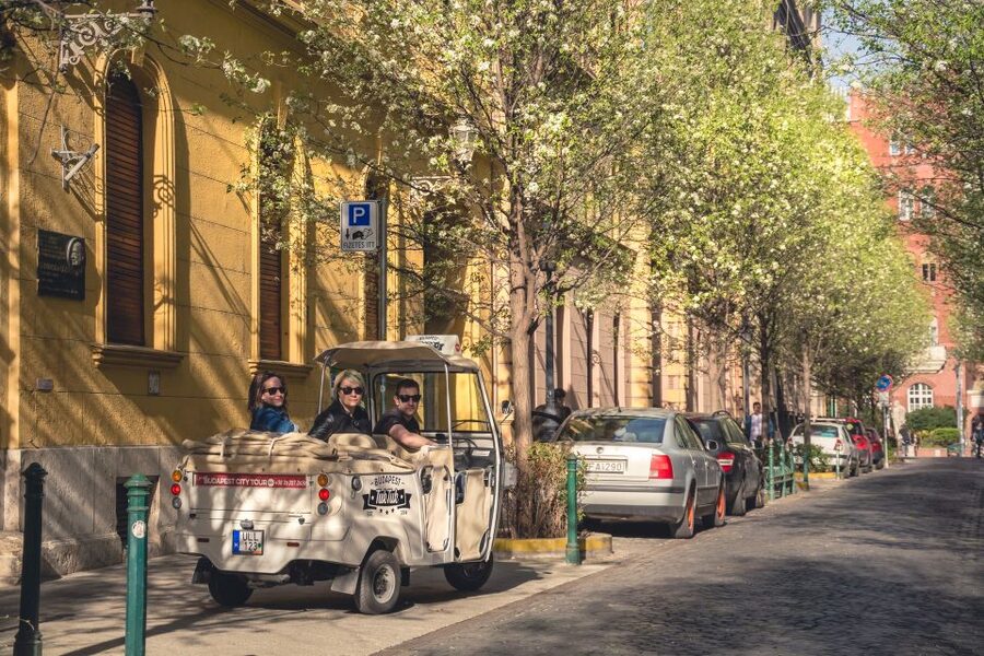 Budapest: Private City Tuk-Tuk Tour & Boat Cruise - Gellért Baths, Liberty Bridge, and the Buda hills