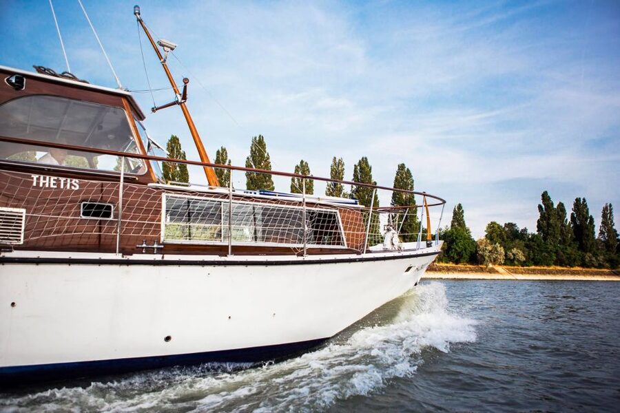 Budapest: Private Danube Yacht Cruise with Welcome Drink - Parliament, Buda Castle, and Chain Bridge