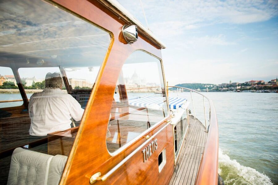 Budapest: Private Danube Yacht Cruise with Welcome Drink - Turning near Gellért Hill