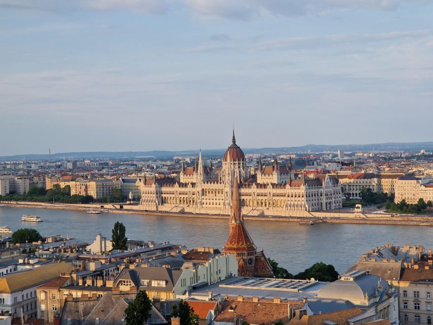 Budapest: private deluxe tour with a native, in Spanish - Buda Castle, Matthias Church, and Fisherman’s Bastion