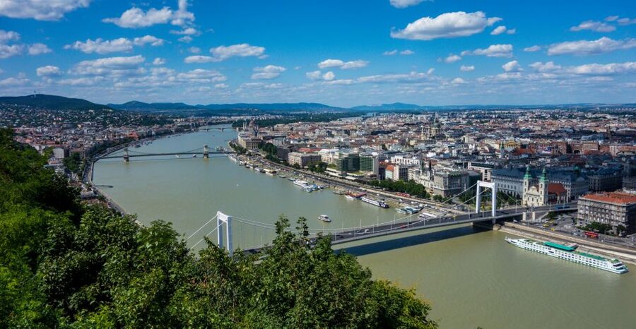Budapest: Private Walking Tour of City with Spanish Guide - Starting with St. Stephen’s Basilica and central Pest