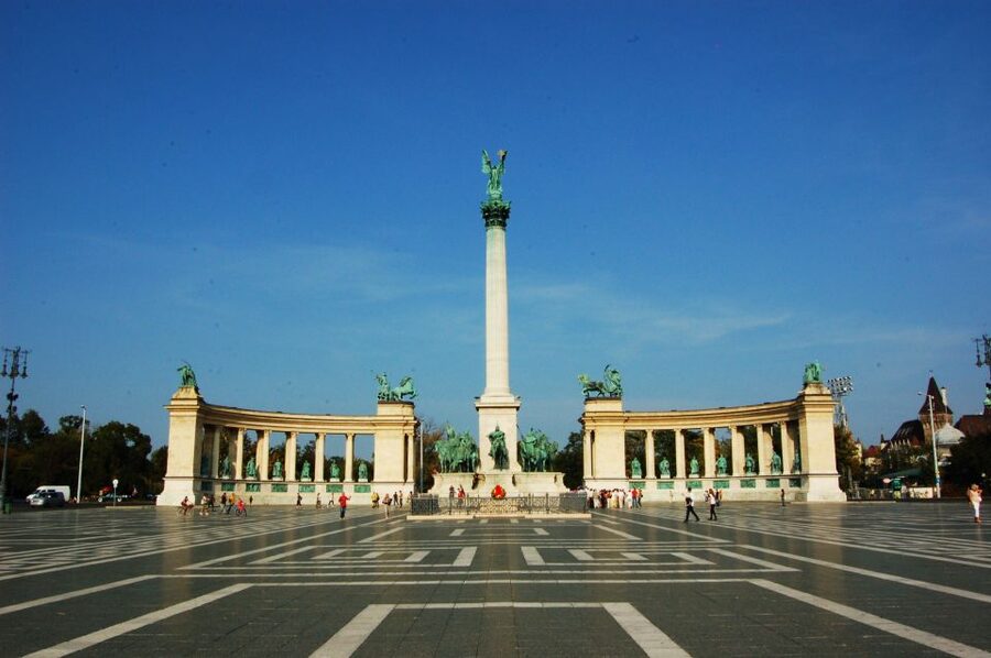 Budapest: Private Walking Tour of City with Spanish Guide - Crossing the Chain Bridge toward Buda Castle