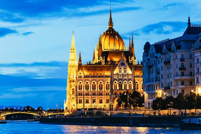 Budapest: Prosecco Dinner Cruise with Live Music - What the two-hour Silverline cruise feels like