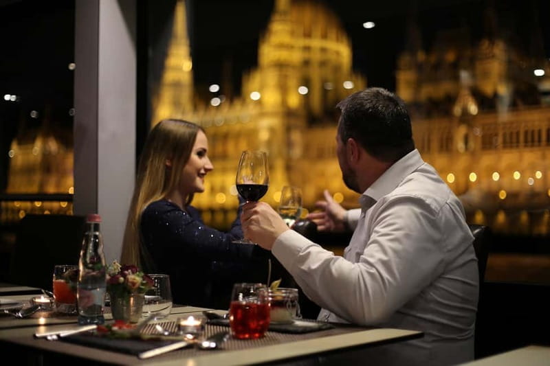 Budapest: Prosecco Dinner Cruise with Live Music - The four-course dinner and welcome Prosecco