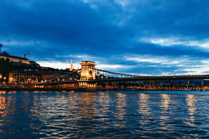 Budapest: Prosecco Dinner Cruise with Live Music - Folklore, musicians, and audience participation