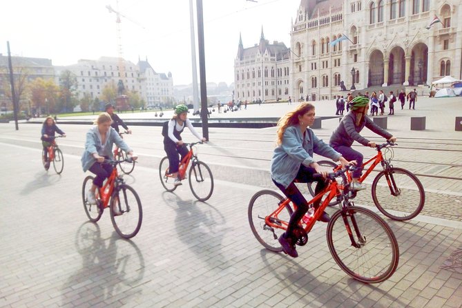 Budapest relaxed bicycle tour at sunset - The Buda riverfront and the Chain Bridge return