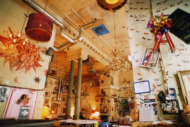 Budapest Ruin Bars Evening Walking Tour with Drinks & Street Food - Szimpla Kert and the value of a guide