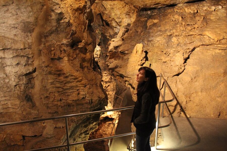 Budapest: Semlő-hegyi & Pál-völgyi Caves Guided Walking Tour - Guide quality and the value of going with an expert