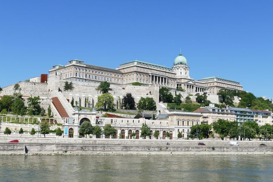 Budapest: Sightseeing Cruise on the Danube - Parliament and the first views of Pest