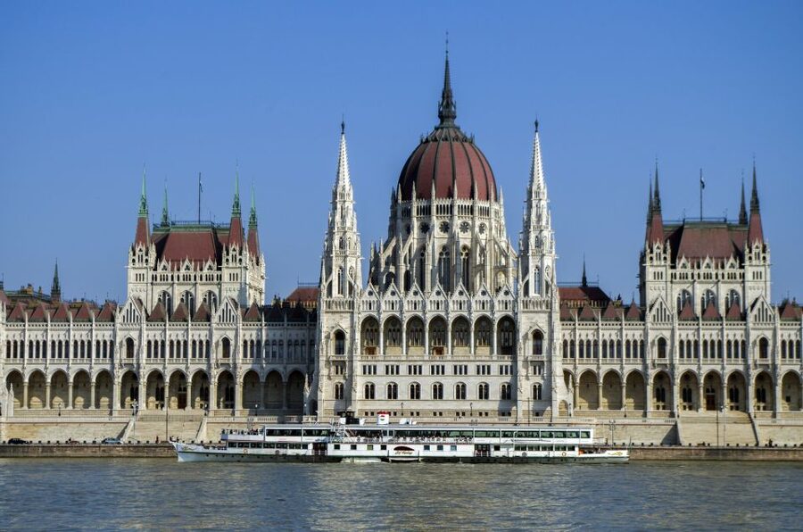 Budapest: Sightseeing Cruise on the Danube - Live music and the atmosphere onboard