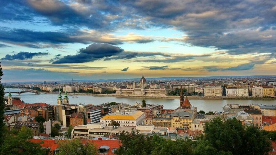 Budapest: Sightseeing Cruise on the Danube - Drinks, service, and the engine room