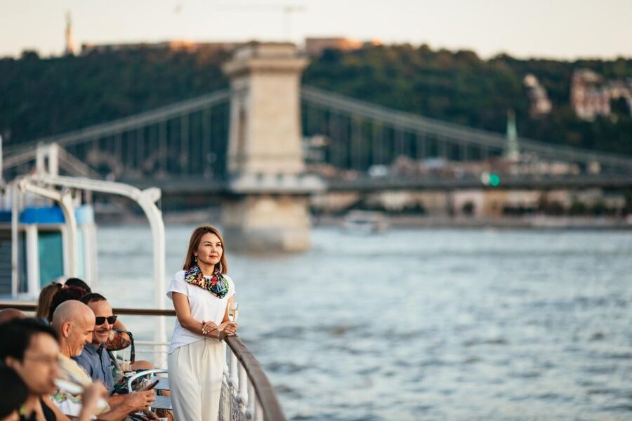 Budapest: Sightseeing Cruise on the Danube - Akadémia 2 ponton and finding the right boat
