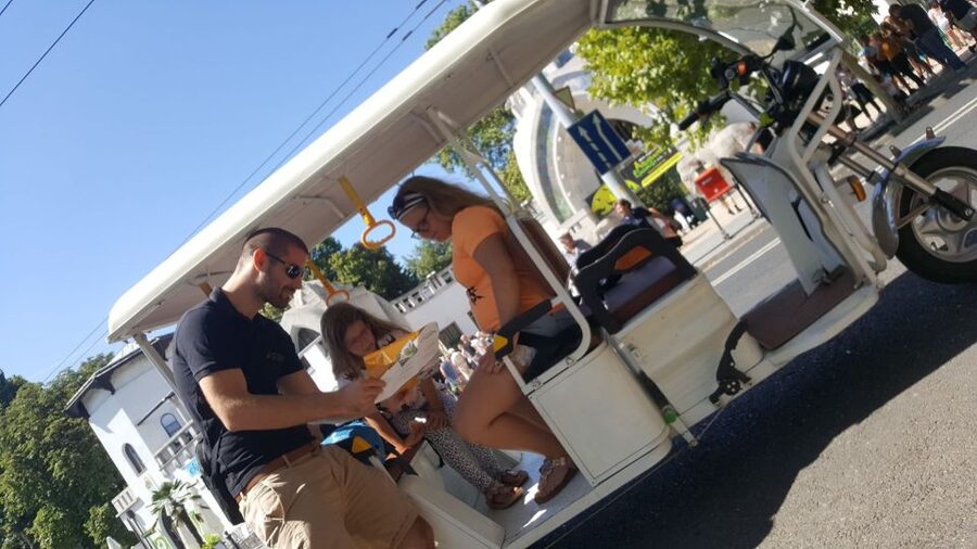Budapest: Sightseeing Tour by Electric Tuktuk - A turn through the Jewish Quarter