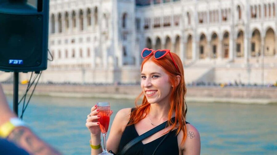 Budapest: Sip & Sail Danube Cruise with Prosecco Cocktails - The 75-minute route, from Parliament to the southern bridges