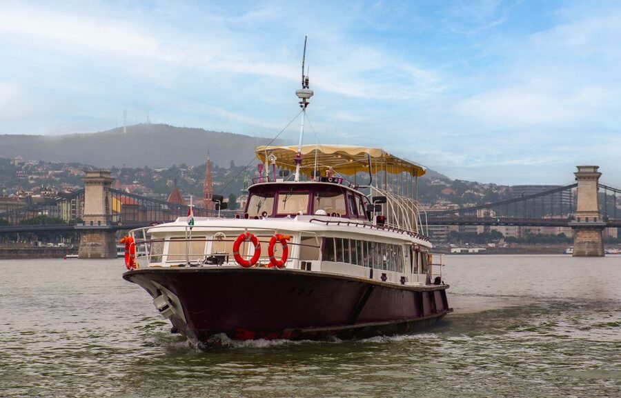 Budapest: Skyline Sightseeing Cruise with Parliament View - Gellért Hill and the Buda side