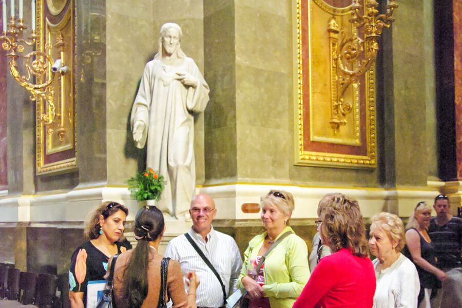 Budapest: St Stephen's Basilica Tour - What the guides add to the visit