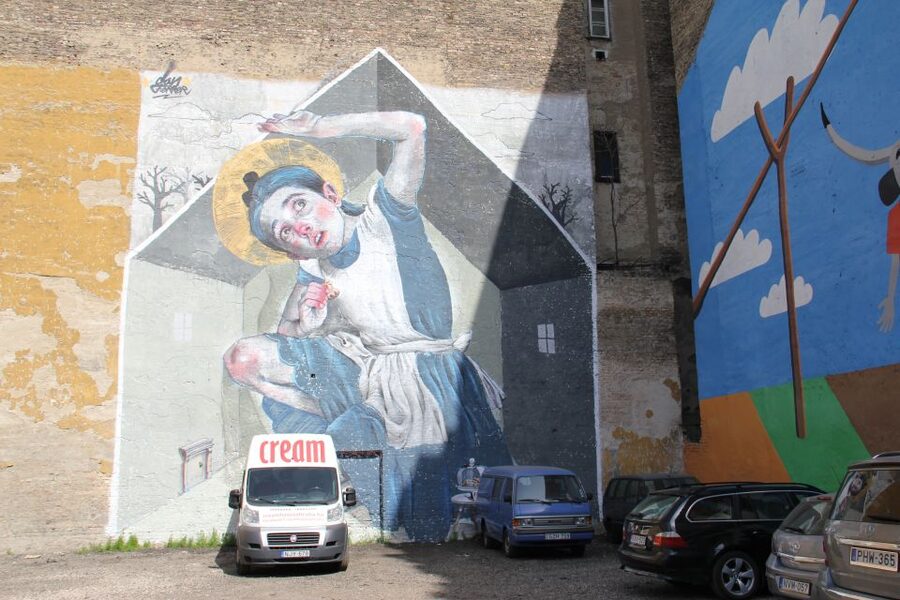 Budapest: Street Art Tour - The coffee stop and the rhythm of the tour
