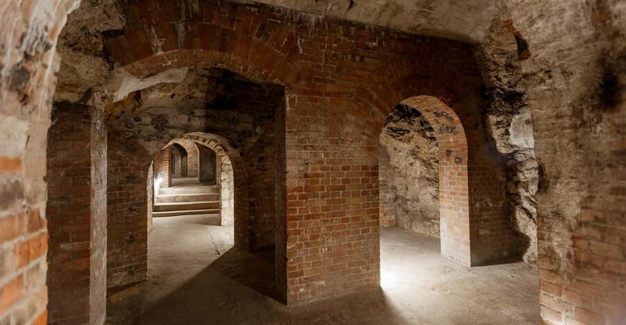 Budapest: The WWII Siege of Buda Castle & Bomb Shelter Tour - Entering the Buda Castle Cave and bomb shelter
