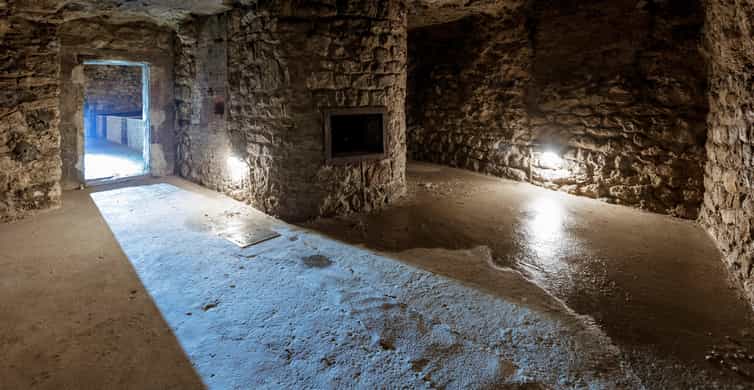 Budapest: The WWII Siege of Buda Castle & Bomb Shelter Tour - Starting at Dísz Square and walking along Úri Street