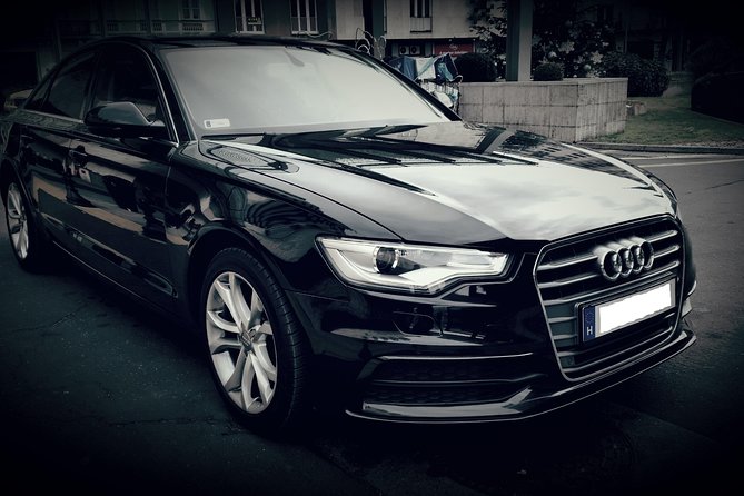 Budapest to Vienna Private Transfer in a Luxury Car - Airport arrivals with a name board and luggage help