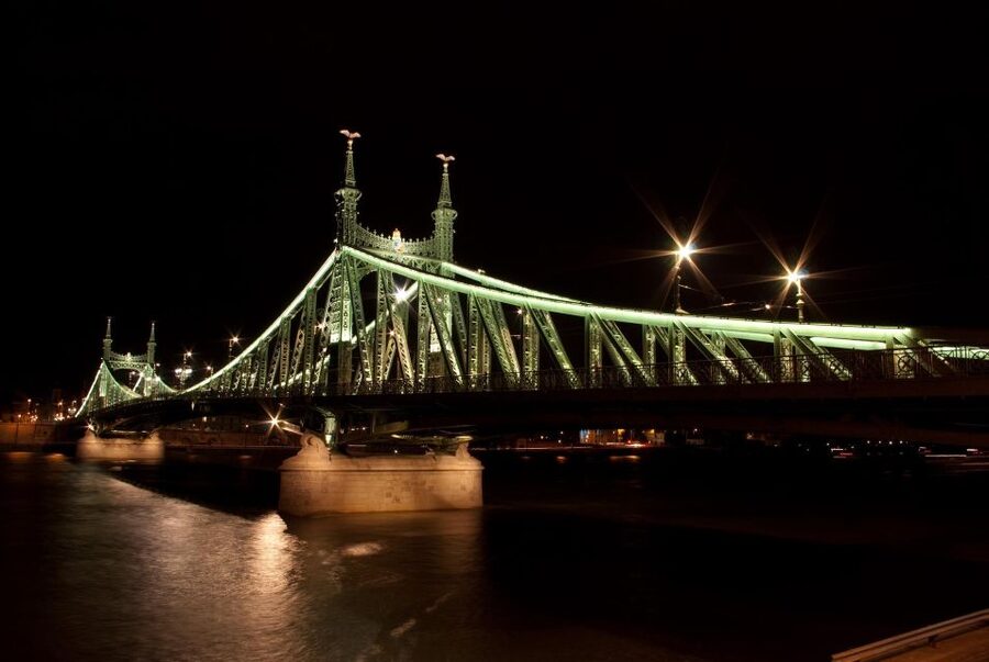Budapest: Unlimited Prosecco and Wine Sightseeing Cruise - Boarding at Dock 11 near Elizabeth Bridge