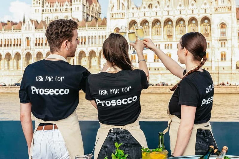 Budapest: Unlimited Prosecco, Beer and Aperol Spritz Cruise - What happens during the 75-minute cruise