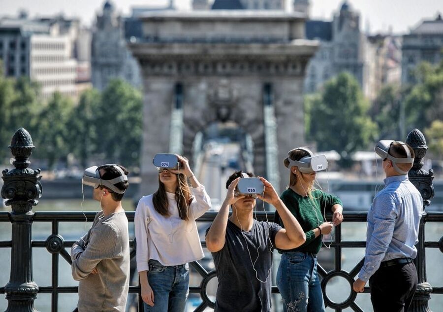 Budapest: Virtual Reality Tour in 8 Languages - How the live guide and audio work together
