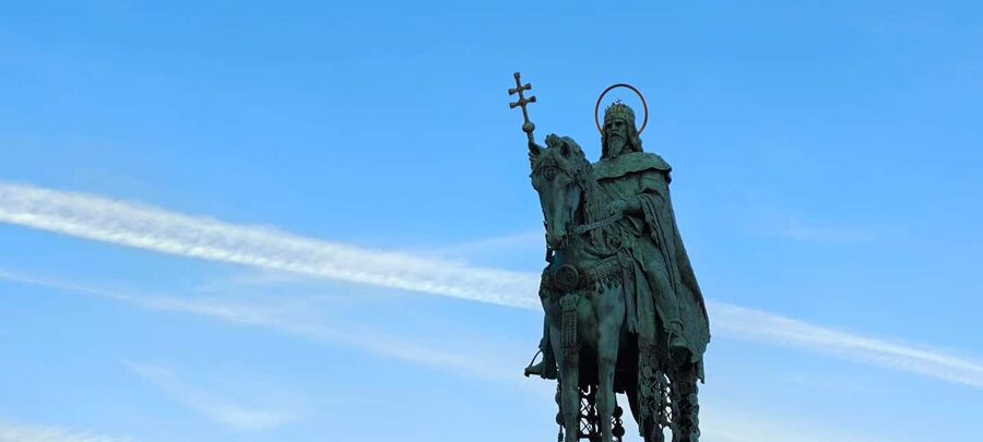 Budapest: Walking Tour in the Buda Castle District - Matthias Church, the center of the church quarter
