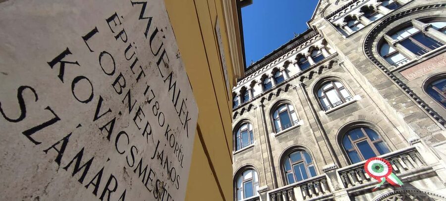 Budapest: Walking Tour in the Buda Castle District - From Buda Castle Caves to Sándor Palace