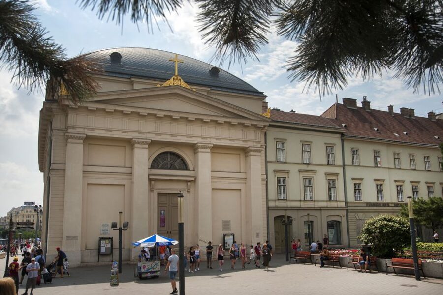 Budapest Walking Tour with a Professional Local Guide - Reading Budapest through its changing eras