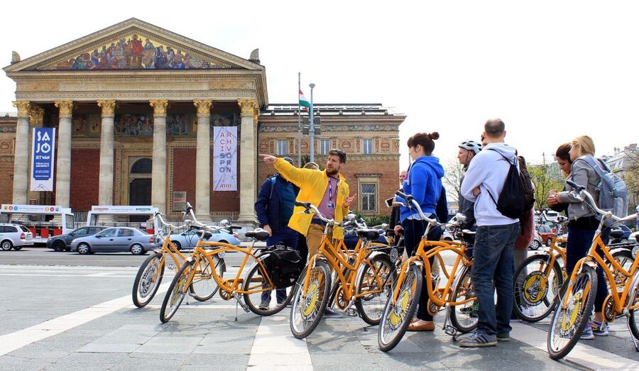 Budapest ❤️Winter Bike Tour with Coffee Stop❤️ - St. Stephen’s Basilica and Liberty Square