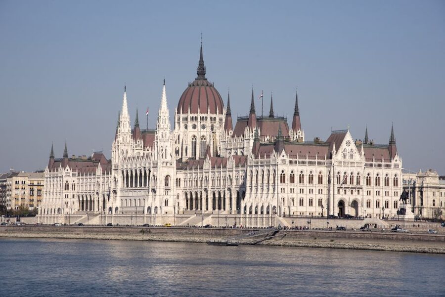 Castle District & Pest Driving Tour with Danube River Cruise - One hour on the Danube