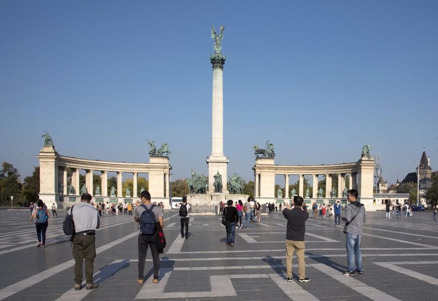 Castle District & Pest Driving Tour with Danube River Cruise - Crossing into Pest for the city’s grand sights