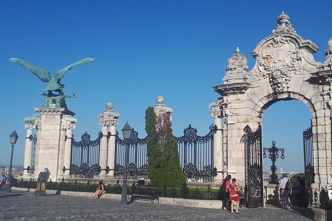 Castle district walk with legends - Fisherman’s Bastion and the ten-minute panorama