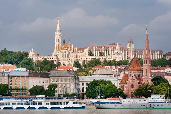 Classic Walk in Budapest - Crossing to Buda by public transport