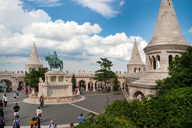 Essential Walking Tour - Crossing to Buda by public transport