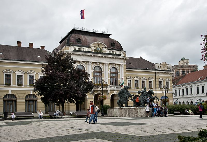 From Budapest: Guided Tour of Eger with Wine Tasting - Arriving through Eger’s baroque center