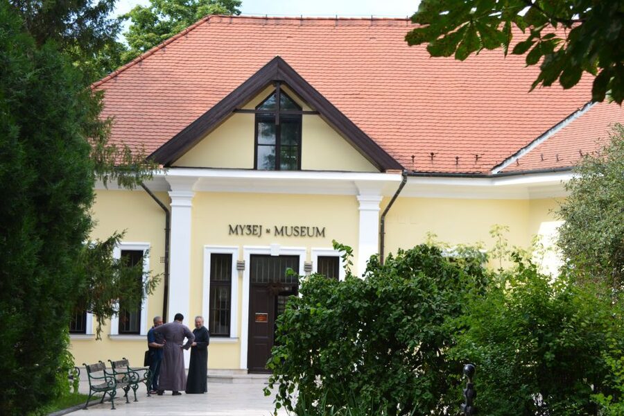 From Budapest: Szentendre Artists' Village Tour - The 40-minute ride north from Budapest