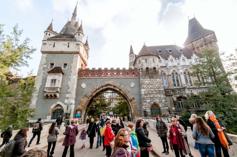 From Vienna: Guided Day Trip to Budapest - Three and a half hours to choose your own Budapest