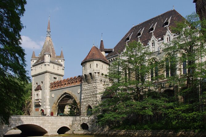 General sightseeing tour - Matthias Fountain and the royal quarter