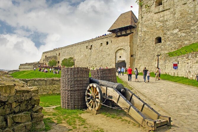 Home to Bull's Blood red wine! Eger with winetaste private tour - Key points to know before booking
