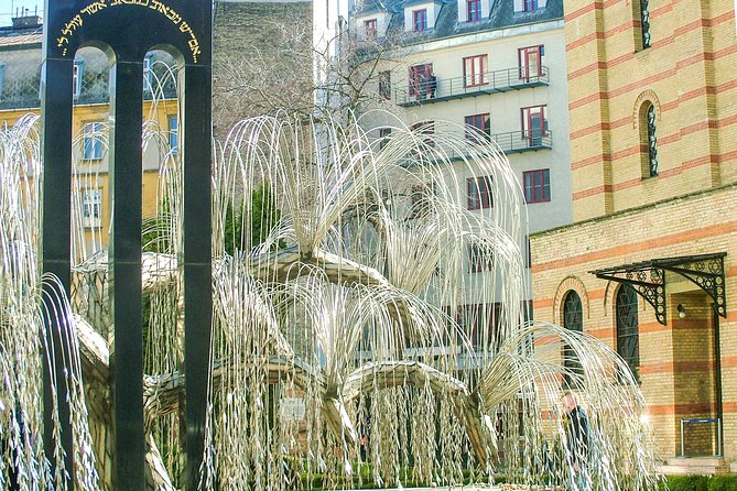 Jewish Heritage / Full tour - Entering the Dohány Street Synagogue complex