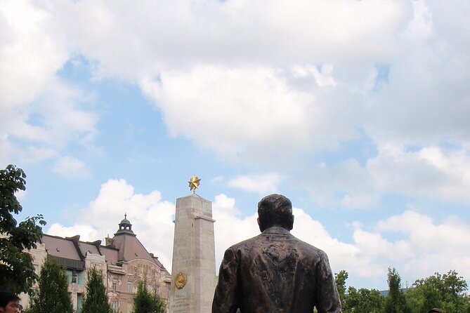 Lives of Hungarians Under Communist and Capitalist system - Fröccsterasz and the rules of travel