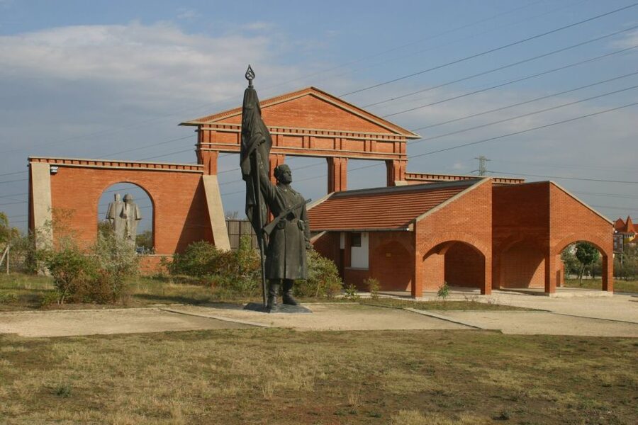Memento Park: Official Guided Tour with Entry Ticket - Key points at a glance