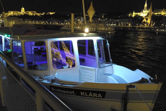 One hour Hen or Stag private party boat Budapest with unlimited beer and wine - What the one-hour cruise feels like