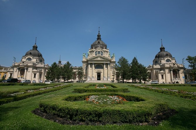 Private Budapest Bike Tour with Cafe Stop - Crossing to Buda and climbing to the Castle District