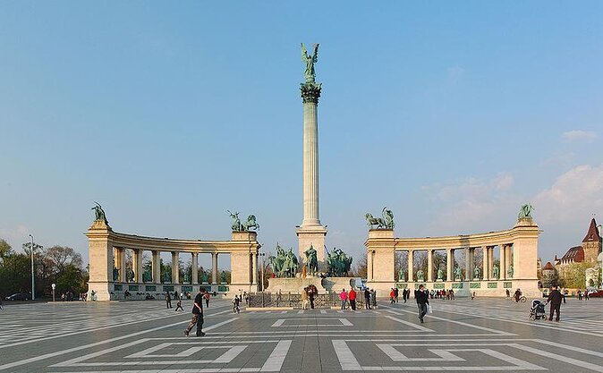 Private Budapest Sightseeing Tour: Royal Castle, Heroes Square, Chain Bridge - Key points at a glance
