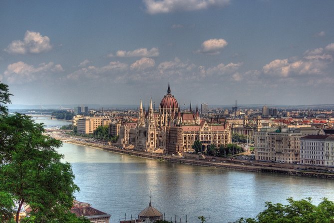 Private Budapest Sightseeing Tour: Royal Castle, Heroes Square, Chain Bridge - City Park and Vajdahunyad Castle