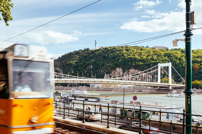 Private City Kickstart Tour: Budapest - Crossing the Elisabeth Bridge without losing the city map